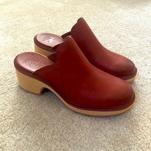 Sorel brown clogs never worn